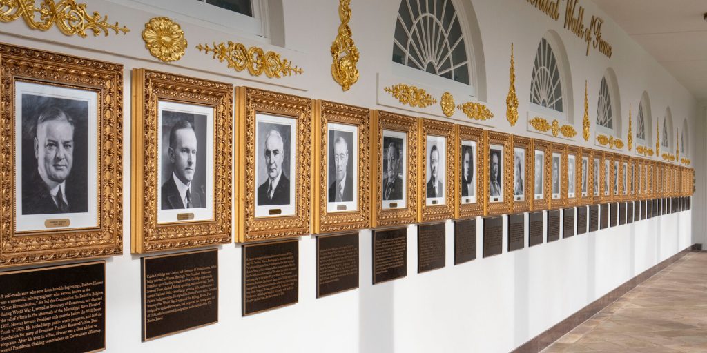 Trump presenta targhe con descrizioni dei presidenti degli Stati Uniti vicino all'Ufficio Oval