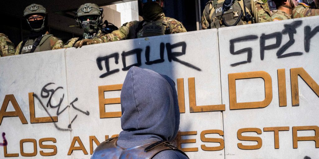 Trump chiede al tribunale di annullare il divieto californiano sugli agenti mascherati