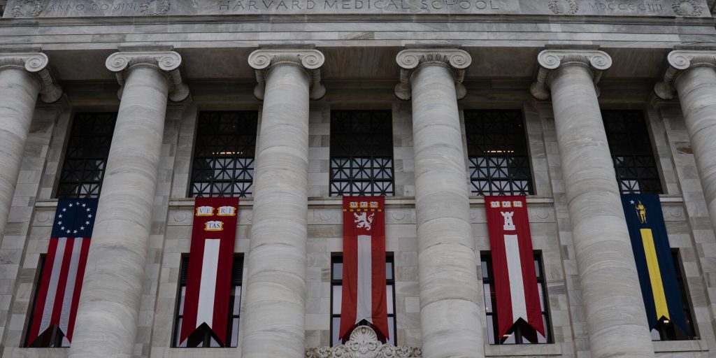 Ex responsabile del morgue di Harvard condannato a 8 anni per la vendita di resti umani