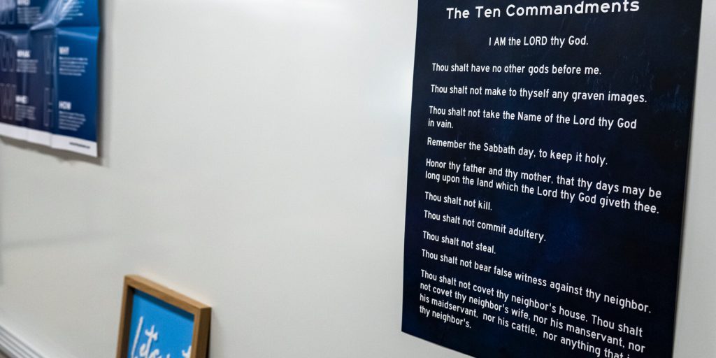 Giudice federale ordina la rimozione di poster con i Dieci Comandamenti in alcune scuole del Texas