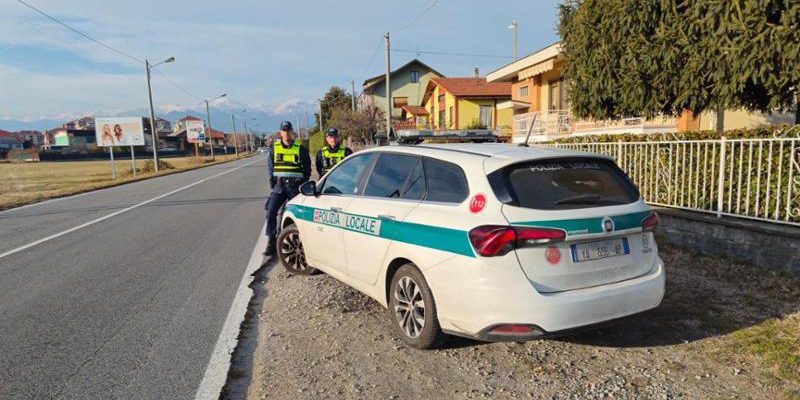 Uomo di 50 anni fermato per guida con patente sospesa da 10 anni e senza carta di circolazione: multa di 5.000 euro