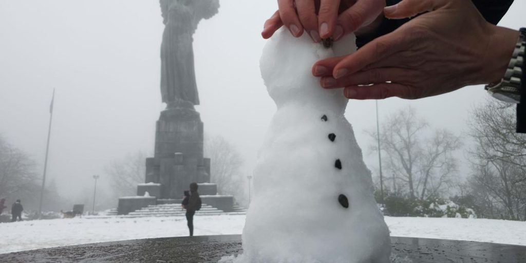 Neve sulla collina di Torino: bambini che giocano nella neve