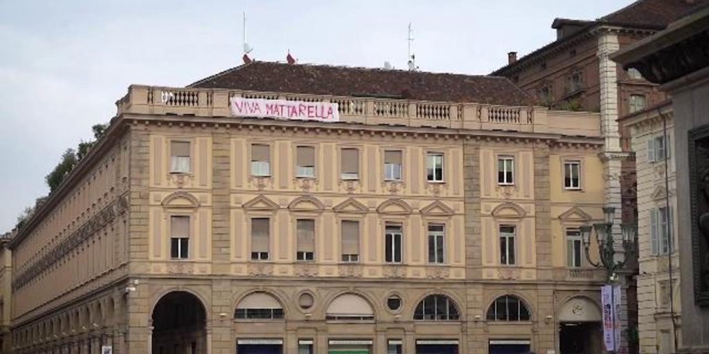 Banner “Viva Mattarella” riappare a Piazza San Carlo, Torino