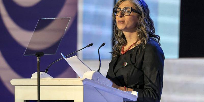 Tensioni politiche a Torino: Pd e Avs ritirano l'appoggio alla cittadinanza onoraria a Francesca Albanese, scontro con il M5S

Approfondimento
La cittadinanza onoraria è un riconoscimento che viene conferito a persone che hanno dato un contributo significativo alla società, alla cultura o alla politica. Nel caso di Francesca Albanese, il riconoscimento sembra essere legato alle sue attività e al suo impegno in campo sociale e politico. Tuttavia, la decisione di conferire la cittadinanza onoraria non è mai semplice e richiede un'attenta valutazione delle qualifiche e dei meriti della persona interessata.

Possibili Conseguenze
Lo scontro tra il M5S e la sinistra sulla cittadinanza onoraria a Francesca Albanese potrebbe avere conseguenze significative. Se la proposta non dovesse essere approvata, ciò potrebbe essere visto come un fallimento della classe politica nel riconoscere i meriti di una persona che ha dato molto alla società. D'altra parte, se la proposta dovesse essere approvata nonostante le riserve della sinistra, ciò potrebbe portare a una perdita di credibilità per il M5S e per la maggioranza che lo sostiene.

Opinione
È difficile prendere una posizione netta su questo argomento senza conoscere tutti i dettagli e le motivazioni che hanno portato alla decisione di ritirare l'appoggio. Tuttavia, è chiaro che la questione della cittadinanza onoraria a Francesca Albanese ha sollevato un dibattito importante sulla gestione del potere e sulla capacità di riconoscere i meriti delle persone che hanno dato un contributo significativo alla società.

Analisi Critica dei Fatti
La decisione del Pd e di Avs di ritirare l'appoggio alla proposta di cittadinanza onoraria a Francesca Albanese sembra essere motivata da una preoccupazione per la delicatezza dell'atto e il rischio di comprometterlo. D'altra parte, il M5S sembra essere più orientato verso l'azione e il coraggio nel prendere decisioni importanti. È importante analizzare criticamente i fatti e le motivazioni che stanno dietro a queste decisioni per comprendere meglio le dinamiche in gioco.

Relazioni con altri fatti
La questione della cittadinanza onoraria a Francesca Albanese non è isolata e potrebbe essere collegata ad altri eventi e decisioni politiche. È importante considerare il contesto più ampio e le relazioni con altri fatti per comprendere meglio le implicazioni di questa decisione.

Contesto storico
La cittadinanza onoraria è un istituto che ha una lunga storia e che è stato utilizzato in vari contesti per riconoscere i meriti di persone che hanno dato un contributo significativo alla società. È importante considerare il contesto storico e le precedenti decisioni in materia di cittadinanza onoraria per comprendere meglio le implicazioni di questa decisione.

Fonti
La fonte di questo articolo è La Stampa. Per ulteriori informazioni, si consiglia di consultare l'articolo originale sul sito web de La Stampa.