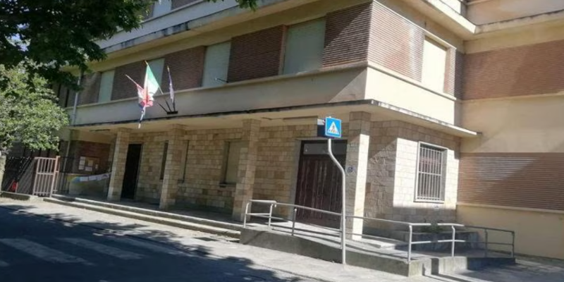 Scuola di Torre Pellice chiusa per allagamento: 102 bambini a casa dopo rotura tubo d’acqua.