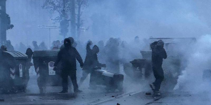 Protesta a Torino contro lo sgombero del centro sociale di corso Regina Margherita: video del corteo Askatasuna