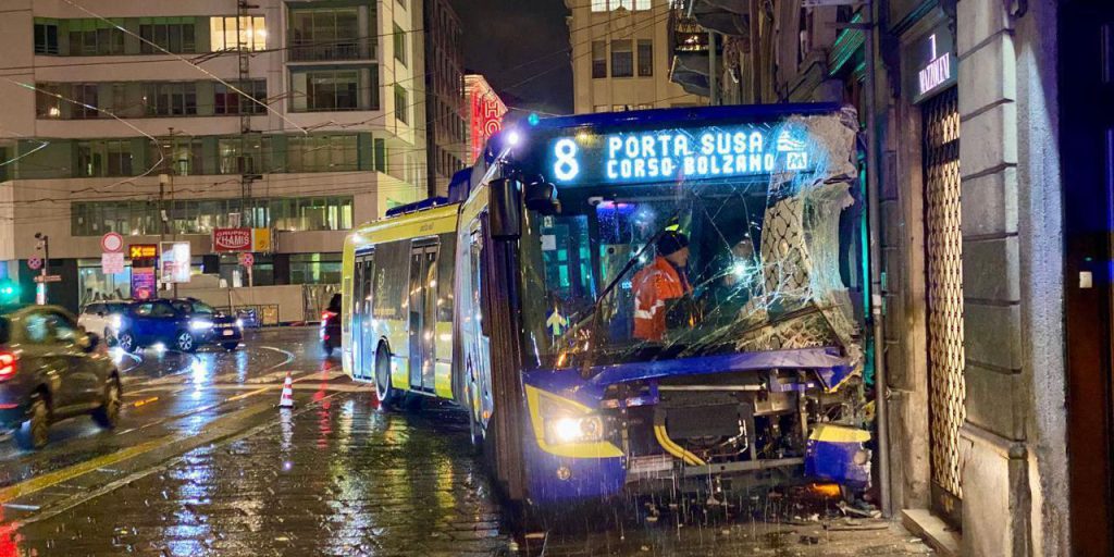Bus Gtt si schianta contro un edificio in via Cernaia, Torino