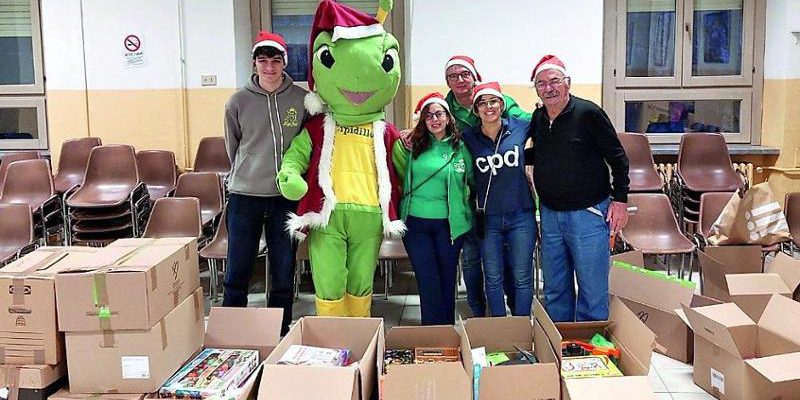 Scuola Baricco raccoglie 17 scatoloni di giocattoli per bambini in difficoltà, con il supporto di Intesa Sanpaolo