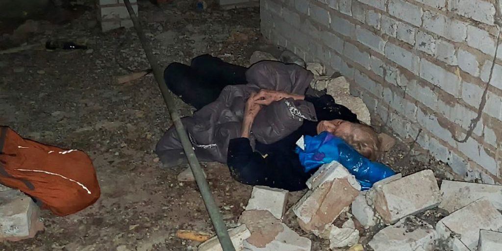 Ritrovata viva una donna di 84 anni nel sottotetto dopo una ricerca dei volontari a Lipetsk