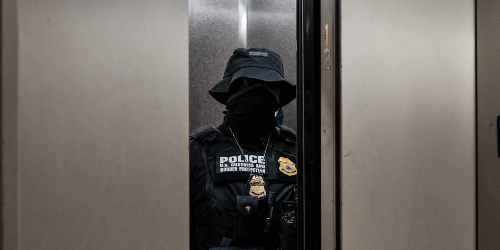 Giudice respinge la sfida di Trump alla legge di New York che limita le arrestazioni di immigrati nei tribunali