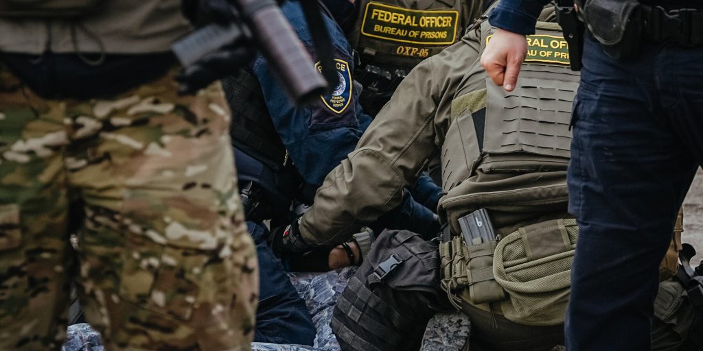 Giudice federale denuncia comportamenti di agenti di immigrazione in Minneapolis simili a violazioni dei diritti civili