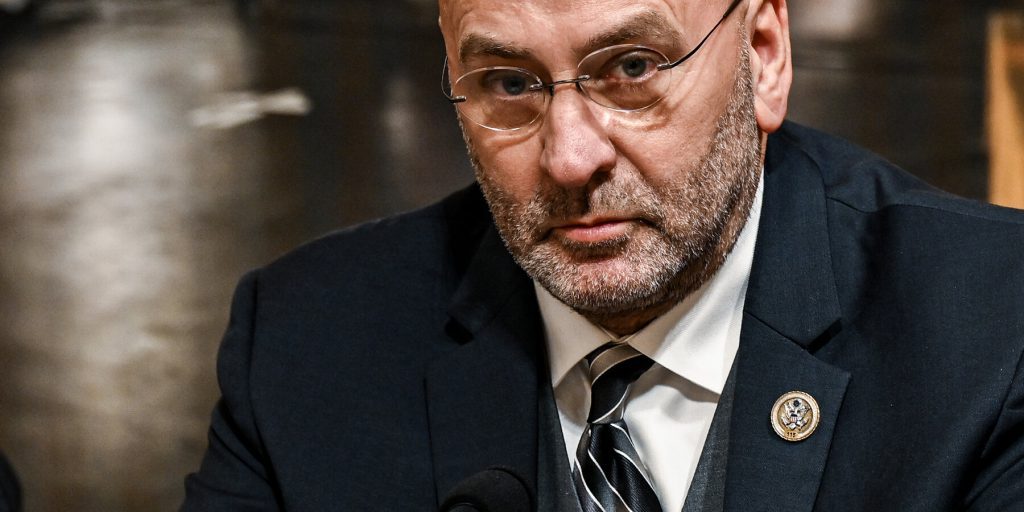 Clay Higgins è l'unico deputato a votare contro la pubblicazione dei documenti di Epstein