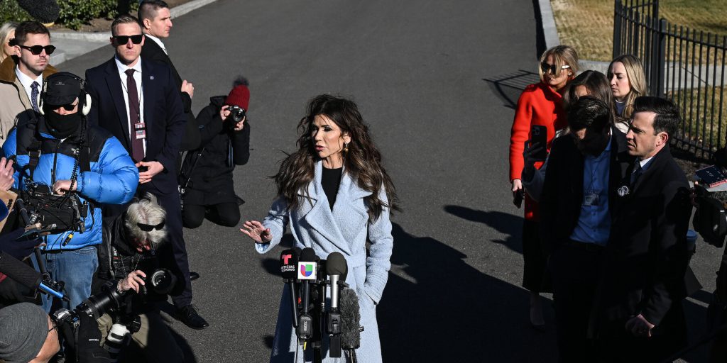 Kristi Noem si ritira dalla sua dichiarazione sull'uso di agenti chimici nelle proteste del Minnesota