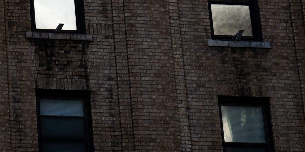 Giudice respinge piano di aiuto ai senzatetto che imponeva trattamenti per dipendenze e malattie mentali come condizione per i fondi di alloggio.