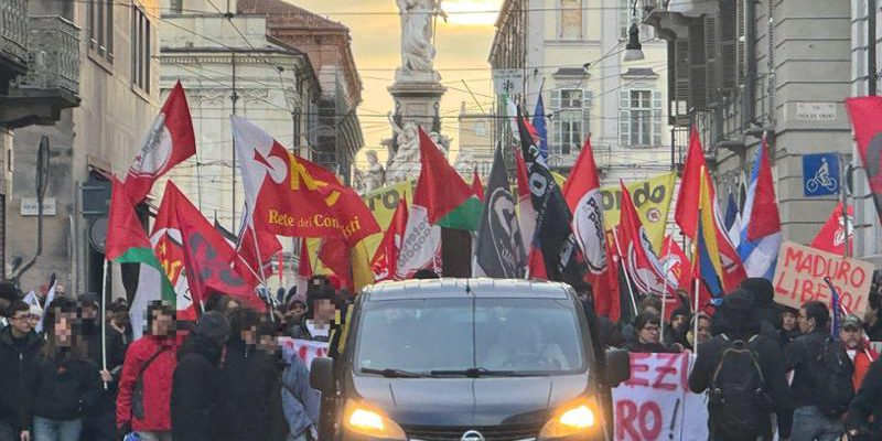 Corteo a Torino a sostegno di Nicolás Maduro: manifestanti bruciano la bandiera americana