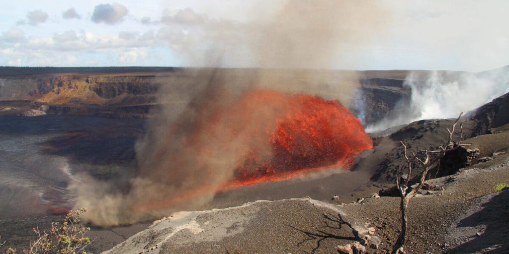 На Камчатке из-за извержения вулкана объявили оранжевый уровень опасности для авиации