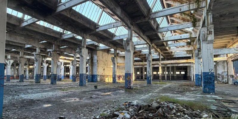 Osi‑Ghia: fabbrica abbandonata tra San Salvario e Crocetta, incendio e pericolo per i senzatetto