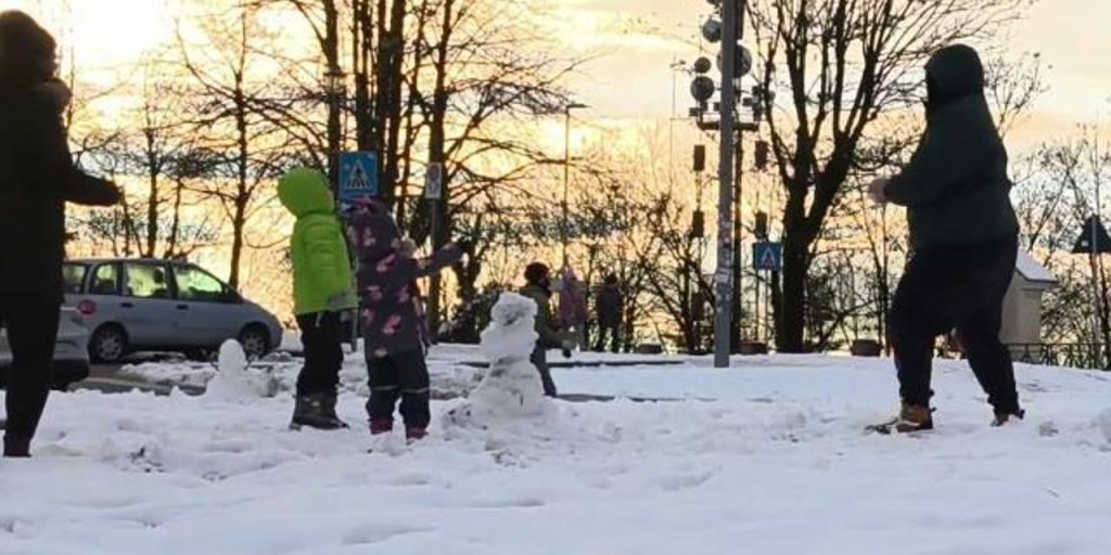 Nevicata a Superga: i bambini costruiscono pupazzi di neve sulla collina di Torino