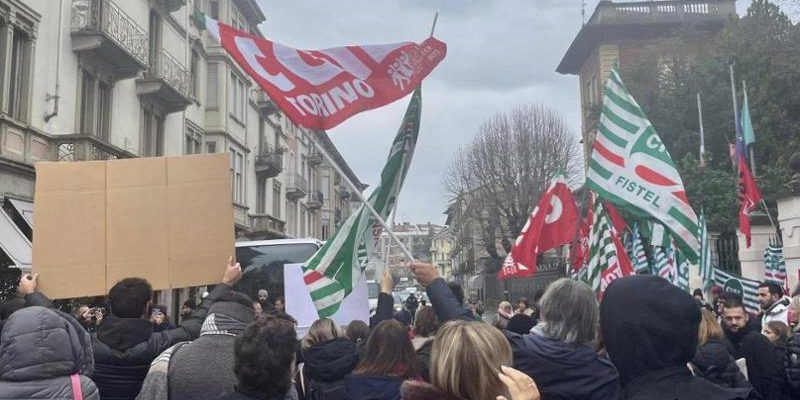 Lavoratori di Konecta protestano a Torino contro trasferimenti forzati di circa mille posti di lavoro