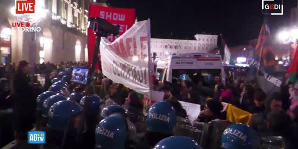Fiaccola olimpica a Torino: arriva a Piazza Castello, ma incontrano proteste