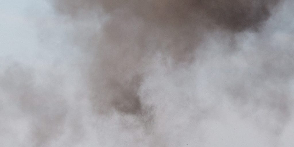 Attacco Russo a Kherson: Due Morti e Uno Ferito, la Comunità Internazionale Condanna la Violazione del Diritto Umanitario