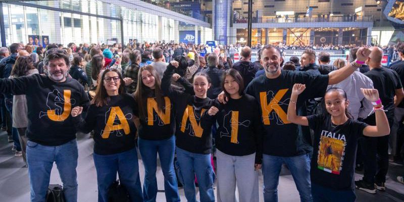 È Sinner-mania, a Torino fan da tutta Italia: felpe “Jannik” e Inalpi Arena colorata d’arancio