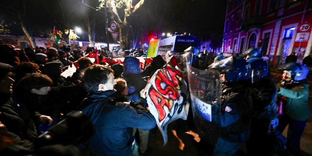 Scontri in fronti del centro sociale Askatasuna a Torino dopo sgombero polizia