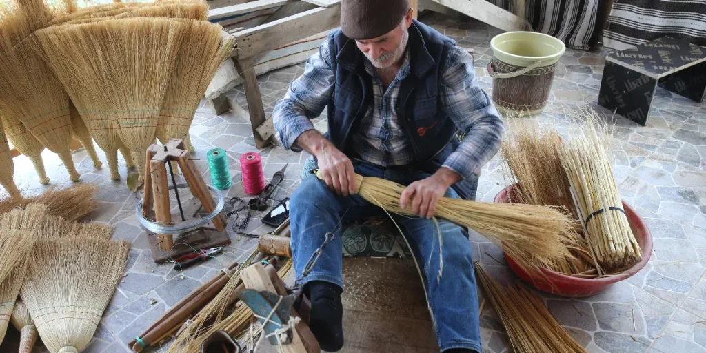 In un villaggio turco, 20 famiglie guadagnano con la produzione di scope