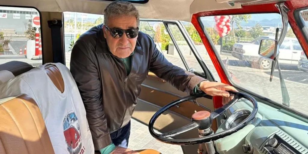 Un imprenditore turco conserva l'unica Volkswagen Samba del 1966 in Turchia