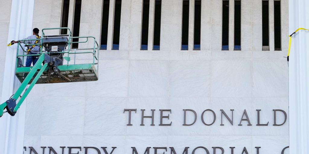 Il nome di Trump appare sulla facciata del centro delle arti performative