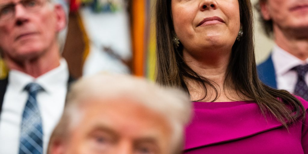 Elise Stefanik cerca di compiacere Trump, ma non ottiene il suo sostegno
