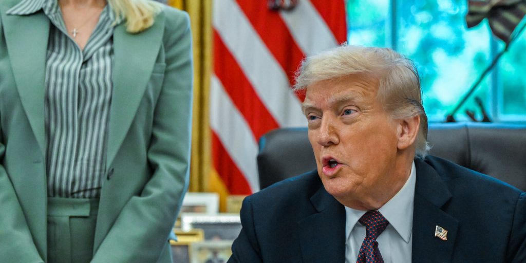 Pressione politica di un anno porta alla pubblicazione dei documenti su Jeffrey Epstein