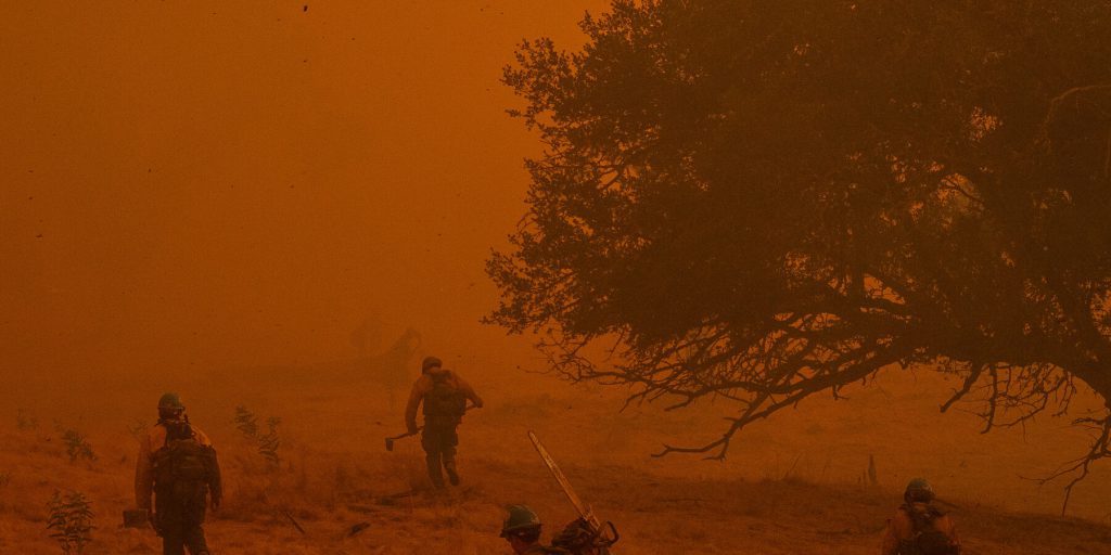 Stati Uniti offrono 450.000 dollari ai vigili del fuoco affetti da cancro a causa di esposizione a fumi tossici durante gli incendi boschivi