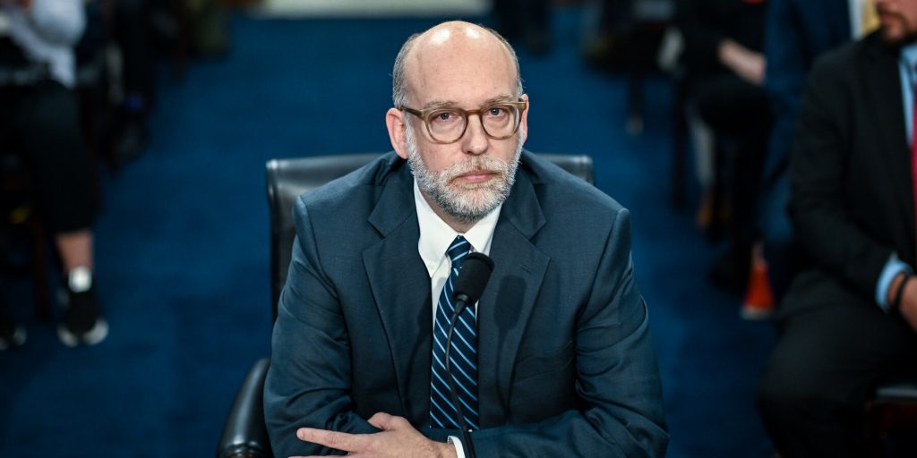 La Casa Bianca nomina nuovo direttore del Consumer Financial Protection Bureau mentre l'agenzia rischia chiusura