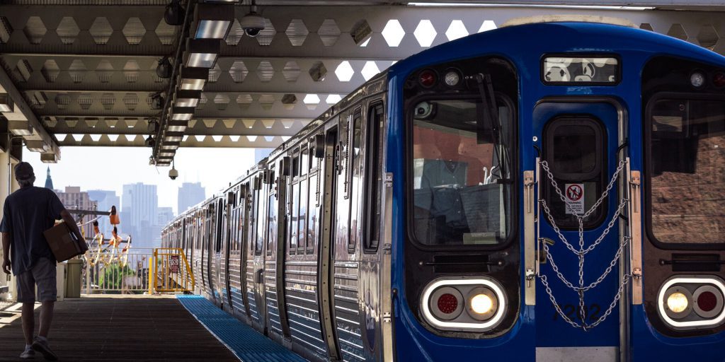 Sospetto arrestato dopo incendio che ha gravemente bruciato una donna su treno di Chicago