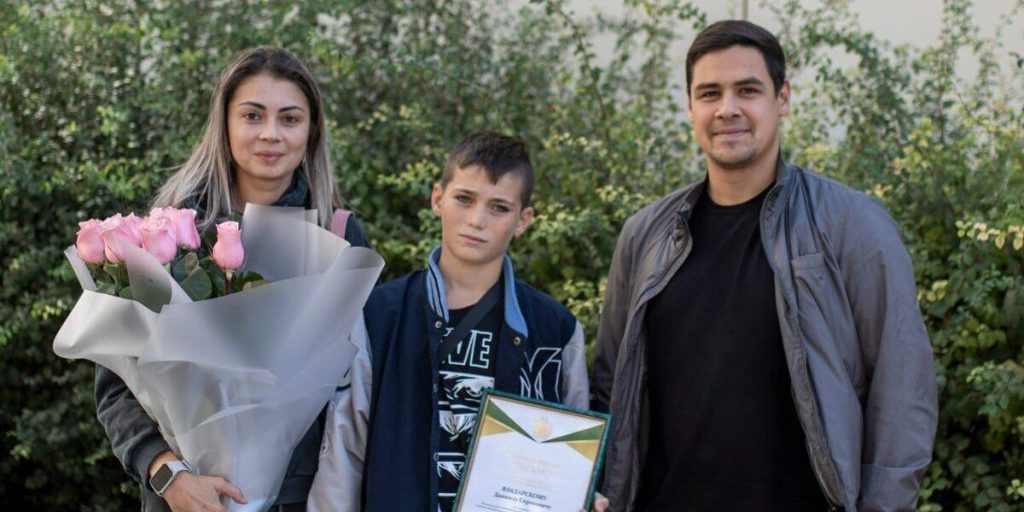 В Симферополе наградили школьника, который спас дом от пожара