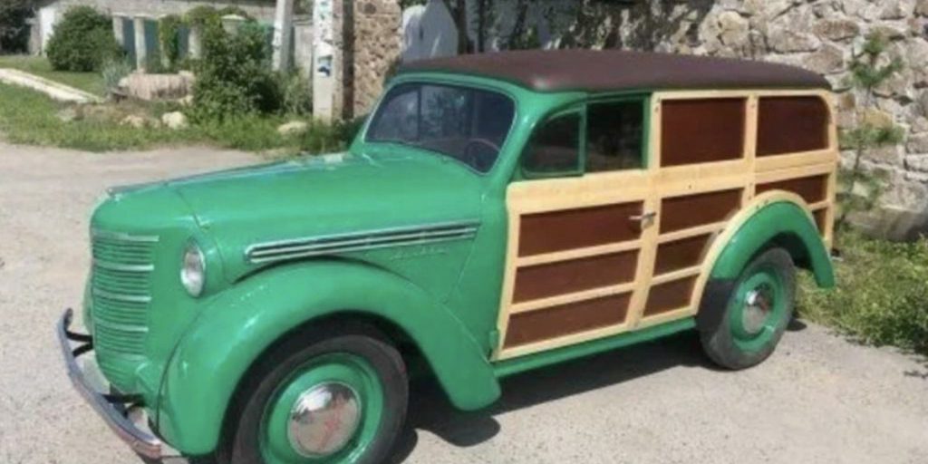 Una Rara Moskvich del 1954 in Vendita a Novosibirsk per 3 Milioni di Rubli