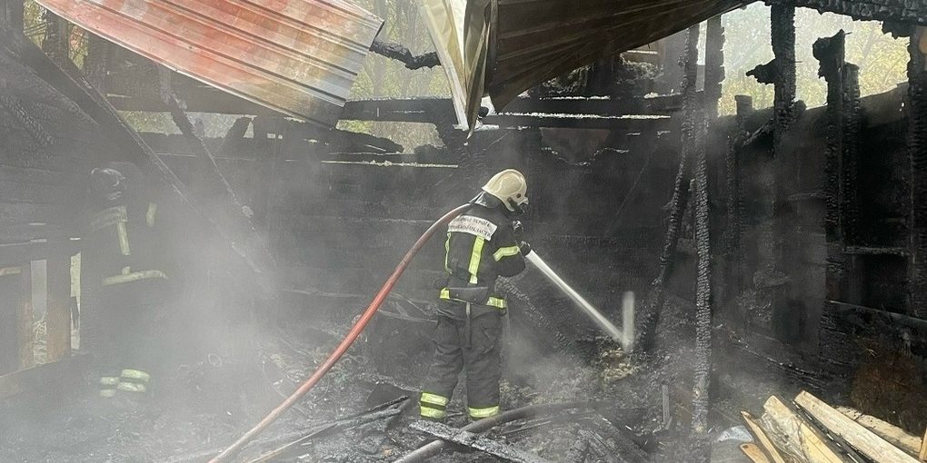 В Зверосовхозе спасатели ликвидировали возгорание в гаражном комплексе