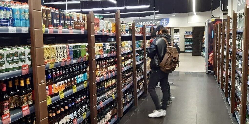 Депутаты Петербурга намерены запретить продажу энергетиков рядом со школами