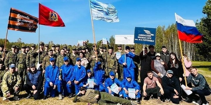 Studenti russi vincitori al terzo posto in un raduno patriottico: impegno e dedizione ai valori nazionali