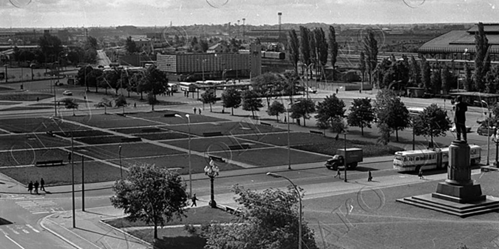 Калининградский госархив показал кадр со сквером на площади Калинина в 70-е