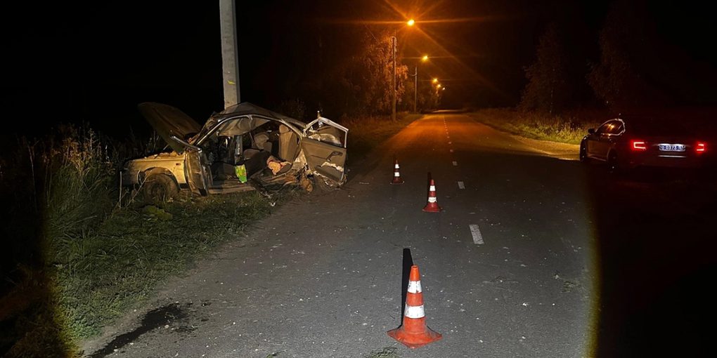 В Орловской области несовершеннолетний водитель без прав врезался в столб