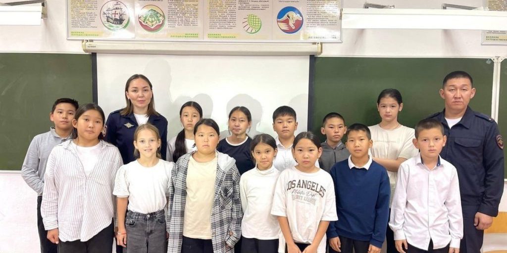 Poliziotti in Kalmykia educano gli studenti sui pericoli delle droghe con incontri di prevenzione