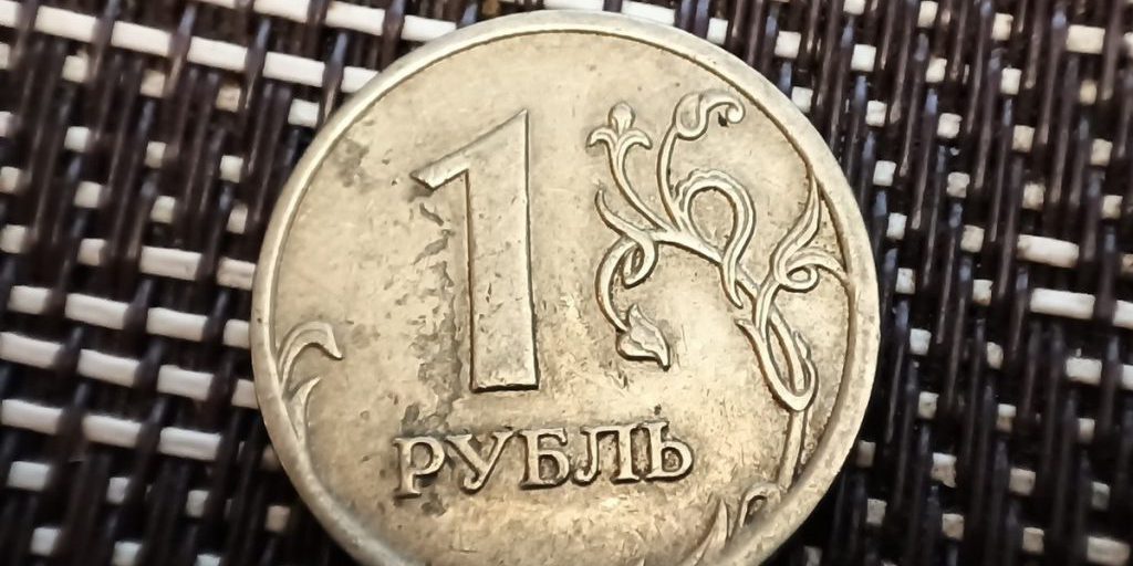 Жителя Каменска-Уральского подозревают в краже денег с чужой карты