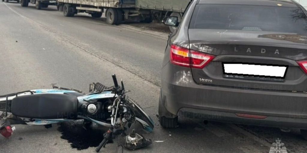 На окраине Калуги Лада и мотоцикл не поделали дорогу