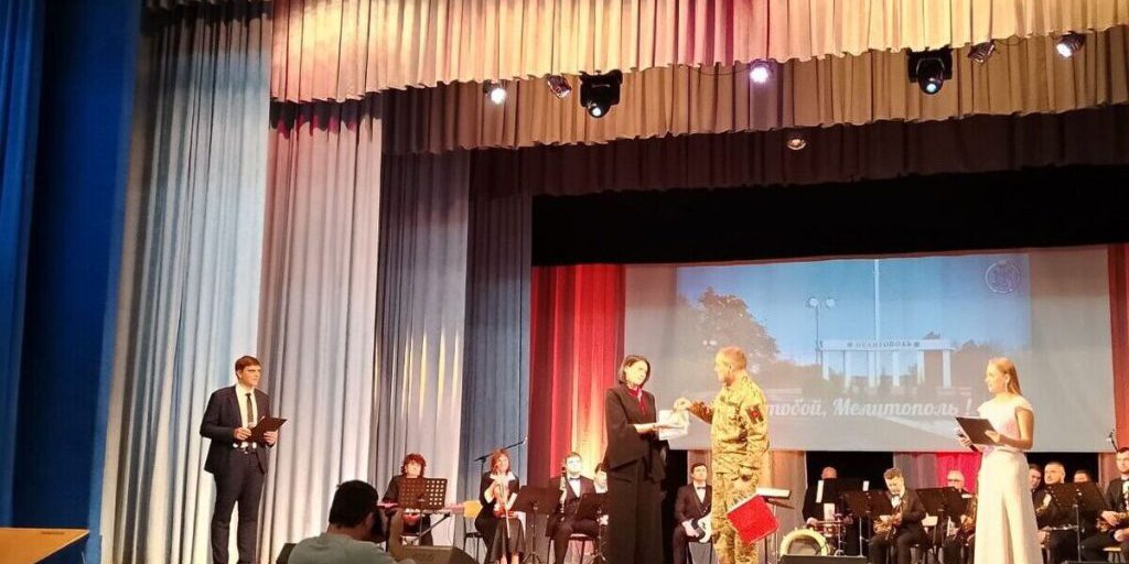 Запорожским деятелям культуры подарили Книгу памяти о солдатах