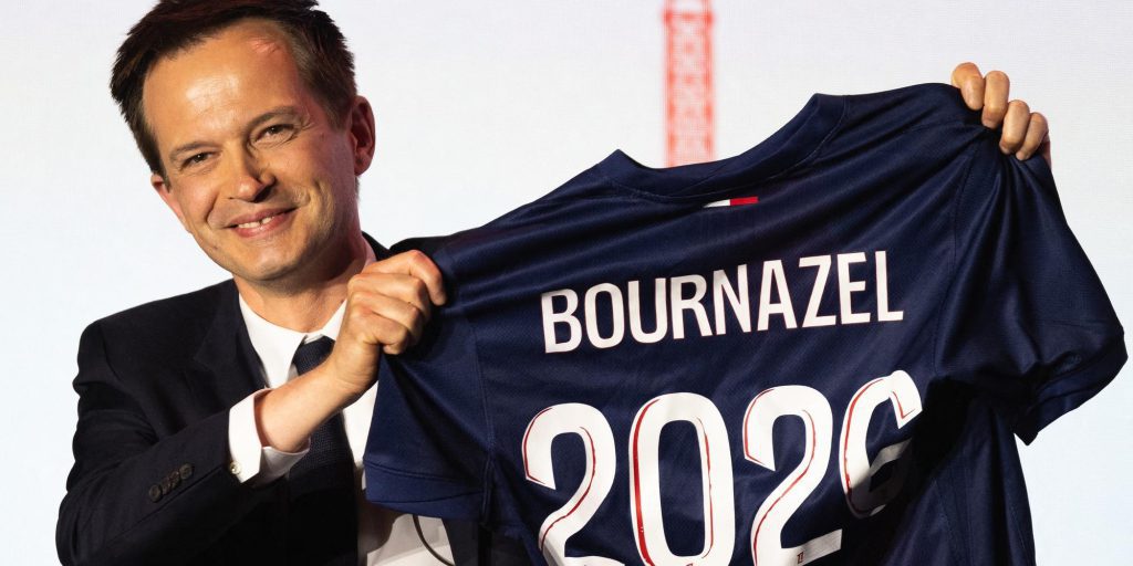 Elezioni Municipali a Parigi: Il Candidato Pierre-Yves Bournazel Sfida i Grandi Partiti 

Approfondimento
Pierre-Yves Bournazel, un candidato con una storia politica interessante, si presenta come un "sfidante" alle elezioni municipali di Parigi. Dopo essere stato costretto a ritirarsi dalla corsa nel 2014 e nel 2020, Bournazel è ora pronto a sfidare i candidati dei principali partiti politici francesi, tra cui Les Républicains (LR) e il Partito Socialista (PS), all'età di 48 anni.

Possibili Conseguenze
La candidatura di Bournazel potrebbe avere conseguenze significative sulle elezioni municipali di Parigi. La sua presenza potrebbe dividere il voto dei sostenitori di Édouard Philippe e di Renaissance, influenzando così l'esito delle elezioni. Ciò potrebbe portare a un rimescolamento delle carte politiche nella città, con possibili ripercussioni sulla governance e sulle politiche future.

Opinione
Non è possibile esprimere un'opinione oggettiva su questo argomento, poiché le informazioni fornite sono di natura fattuale. Tuttavia, è possibile affermare che la candidatura di Bournazel aggiunge un elemento di interesse alle elezioni municipali di Parigi, offrendo ai cittadini un'alternativa ai candidati tradizionali.

Analisi Critica dei Fatti
L'analisi dei fatti rivela che Bournazel ha una storia politica complessa e che la sua candidatura potrebbe avere conseguenze significative sulle elezioni. Tuttavia, è importante notare che le informazioni fornite sono limitate e che ulteriori analisi sarebbero necessarie per comprendere appieno la situazione e le possibili strategie dei vari partiti coinvolti.

Relazioni con altri fatti
La candidatura di Bournazel è legata alle elezioni municipali di Parigi e ai partiti politici francesi. È possibile che la sua candidatura abbia conseguenze più ampie sulla politica francese, influenzando le dinamiche tra i partiti e le future elezioni nazionali. Ulteriori informazioni sarebbero necessarie per comprendere appieno queste relazioni e le loro potenziali implicazioni.

Contesto storico
La candidatura di Bournazel si inserisce nel contesto storico delle elezioni municipali di Parigi, che hanno visto la partecipazione di numerosi candidati e partiti politici nel corso degli anni. La sua candidatura è anche legata alla storia politica di Édouard Philippe e di Renaissance, riflettendo le evoluzioni e le sfide della politica francese contemporanea.

Fonti
La fonte di questo articolo è Le Figaro. L'articolo originale può essere trovato al seguente link: Municipales à Paris : le «challenger» Pierre-Yves Bournazel croit son heure venue face à Rachida Dati