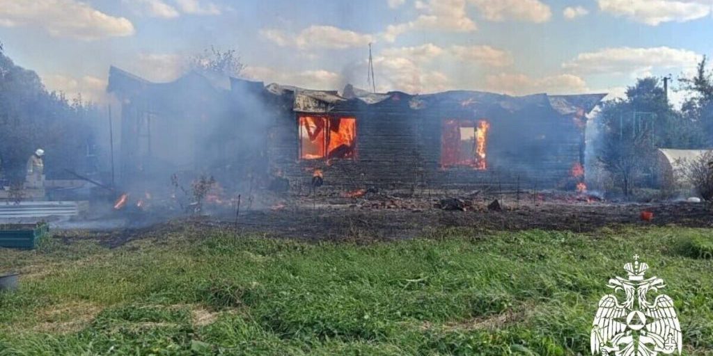 Incendio in un villaggio della regione di Brjansk: le autorità indagano sulle cause dell'incidente senza vittime