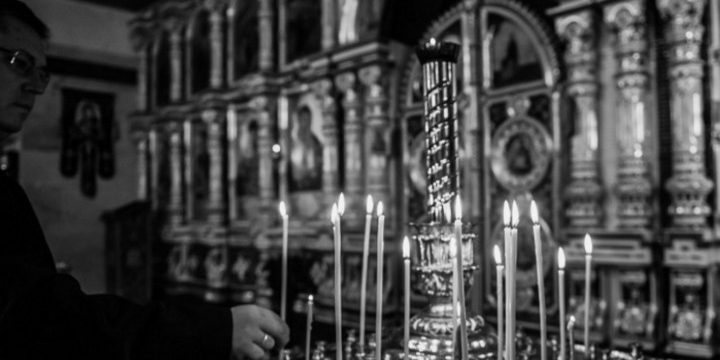 L'importanza dell'accensione delle candele nella tradizione ortodossa: un gesto di fede e devozione con profonde implicazioni spirituali e psicologiche
