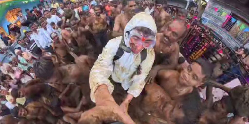 Участники индийского фестиваля бросались навозом для очищения от грехов